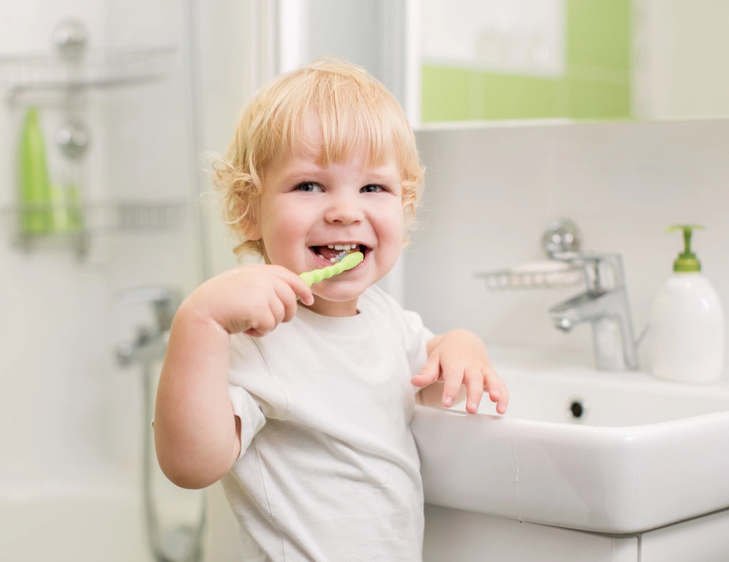 Małe dziecko myje zęby