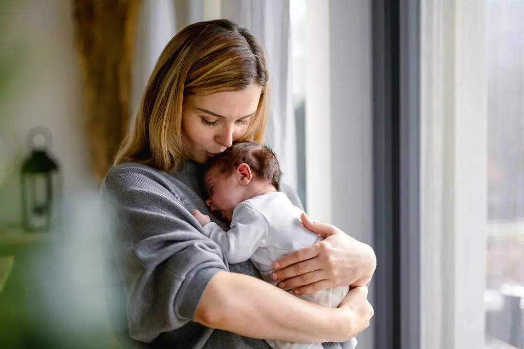 miesięczne dziecko co potrafi mama z miesięcznym dzieckiem na rękach