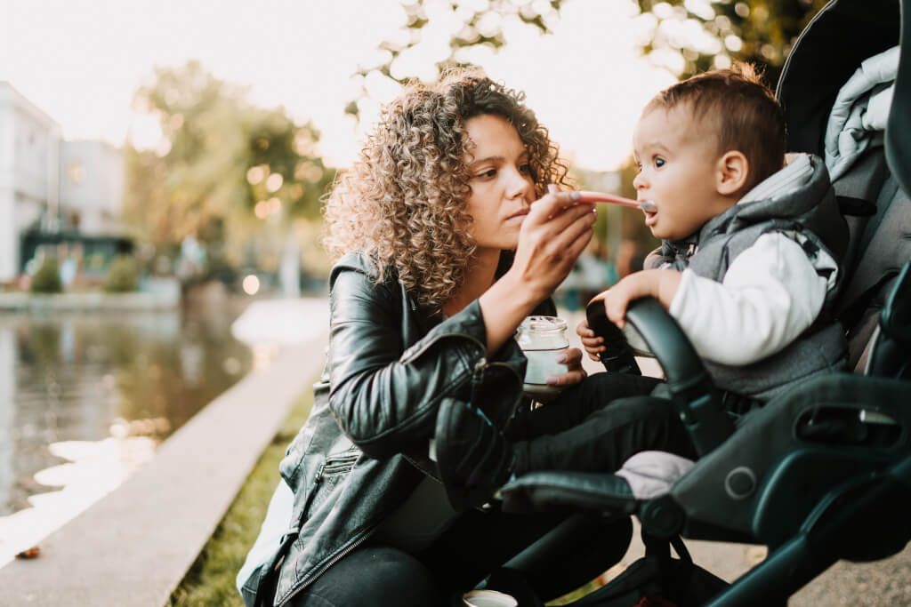 jak czyścić wózek czyszczenie wózka po tym jak dziecko ubrudziło go jedzeniem