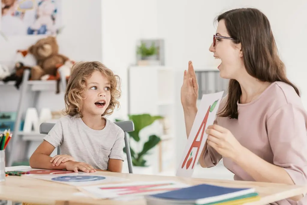 dziecko z mamą podczas edukacji w domu