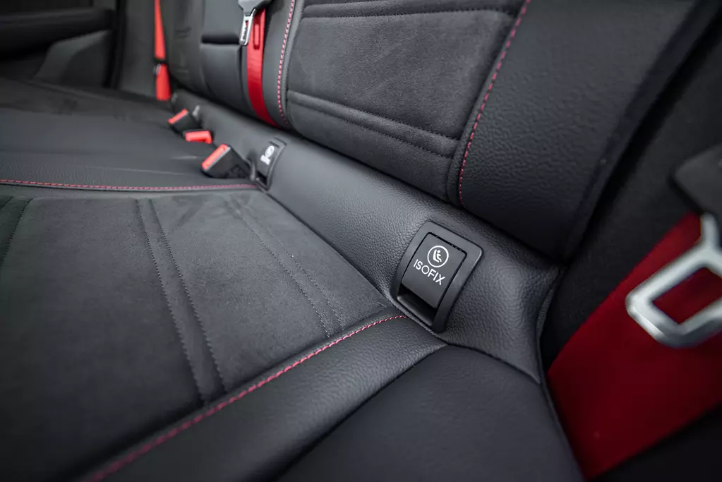 jak-zamontowac-fotelik-isofix2 jak-zamontowac-fotelik-isofix2