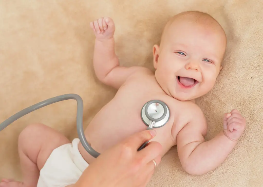 kiedy-dziecko-zaczyna-sie-usmiechac-doktor Kiedy dziecko zaczyna się uśmiechać? Dziecko u doktora.