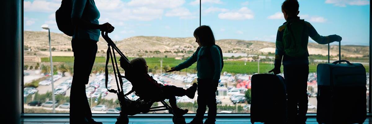 Przewóz wózka dziecięcego samolotem - o czym pamiętać?