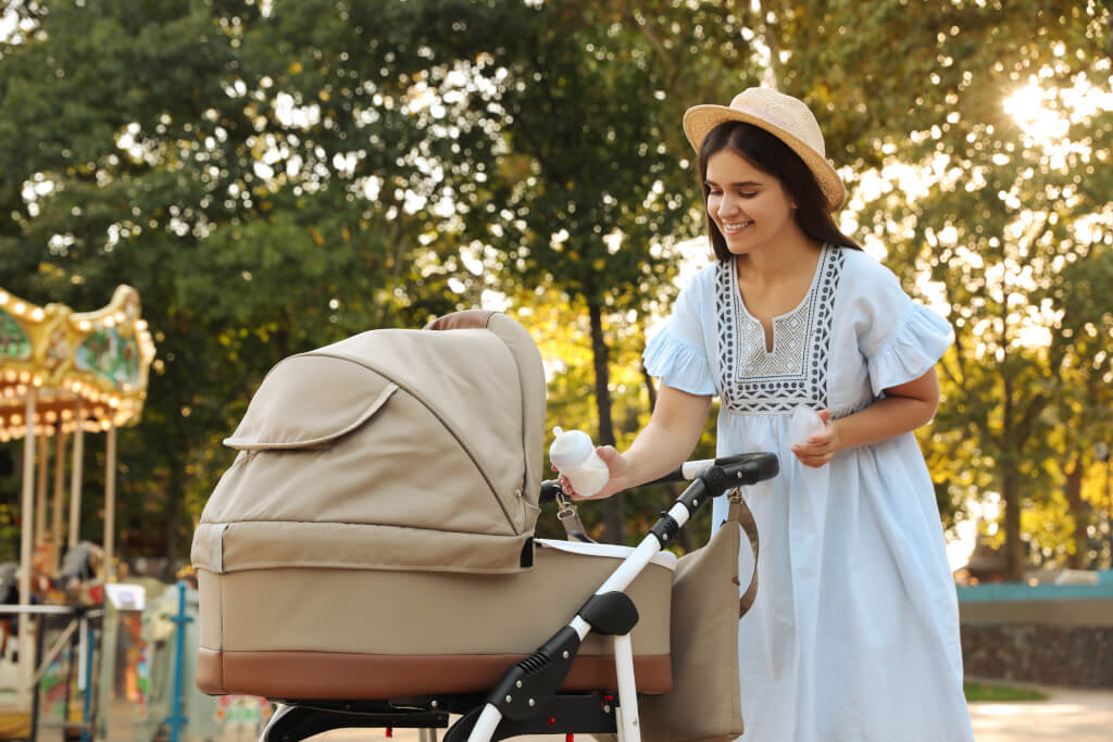 mama spaceruje z dzieckiem w upalny dzień
