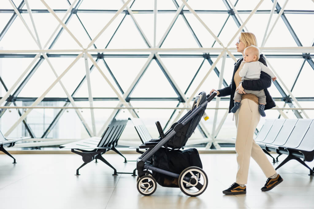 kobieta z wózkiem na lotnisku