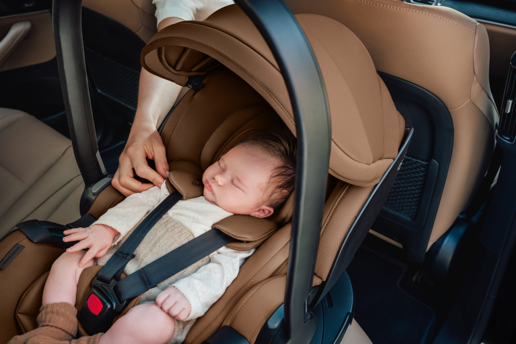 klimatyzacja a noworodek - dziecko w aucie w foteliku