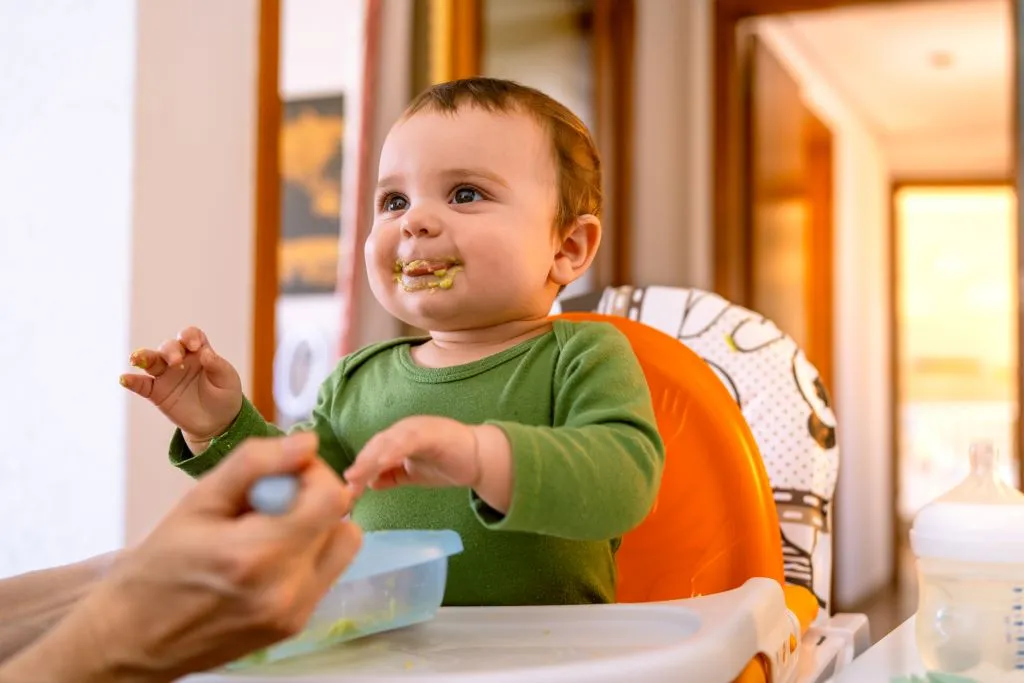 krzesełko do karmienia polecane przez fizjoterapeutów - dziecko je w krzesełku