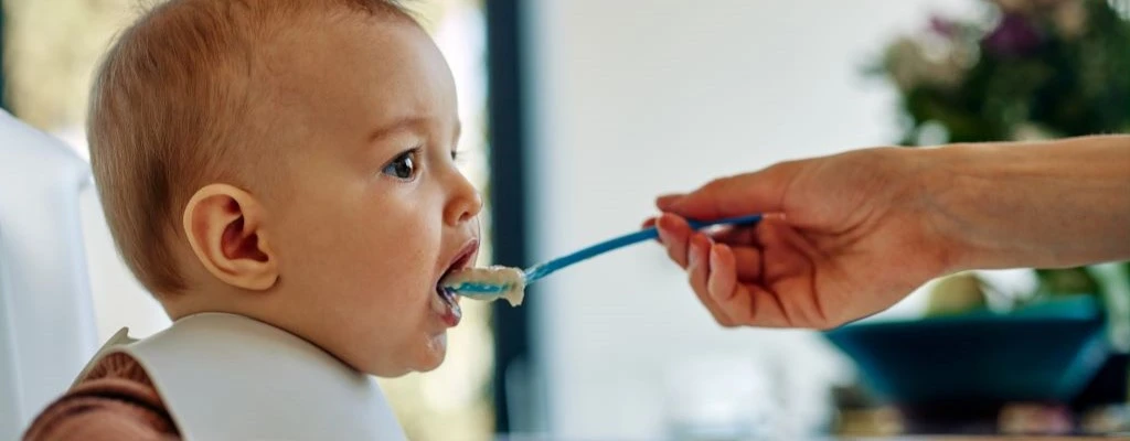 krzesełko do karmienia polecane przez fizjoterapeutów - dziecko karmione łyżeczką