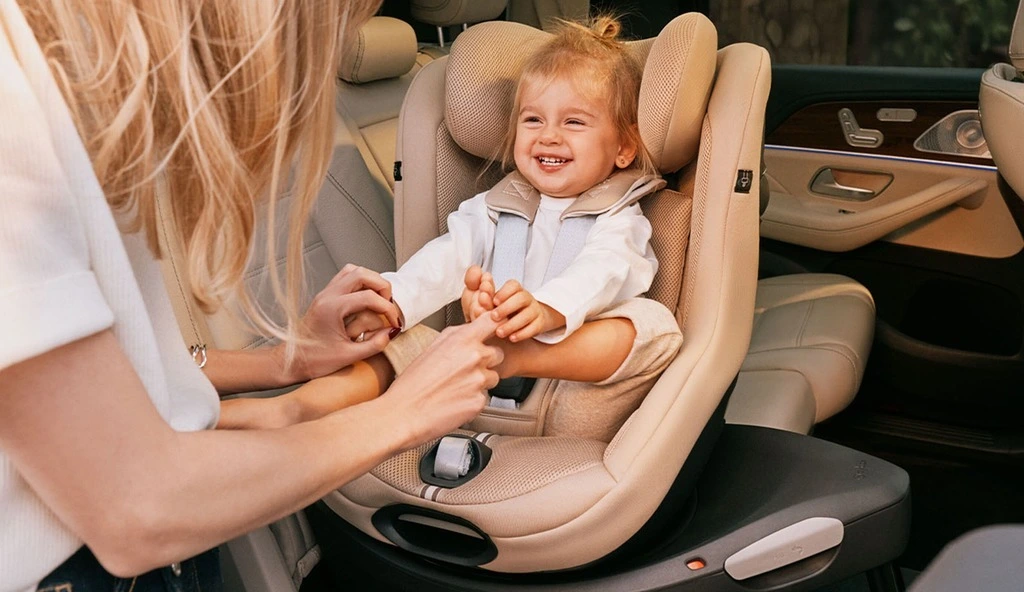 dziecko na kolanach w samochodzie 1