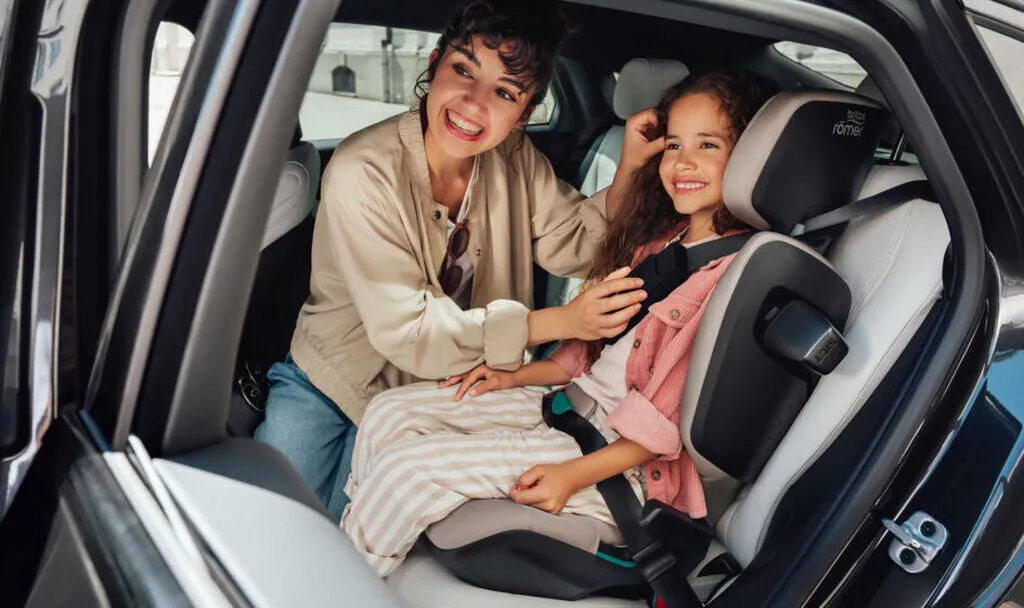 dziecko na kolanach w samochodzie 2