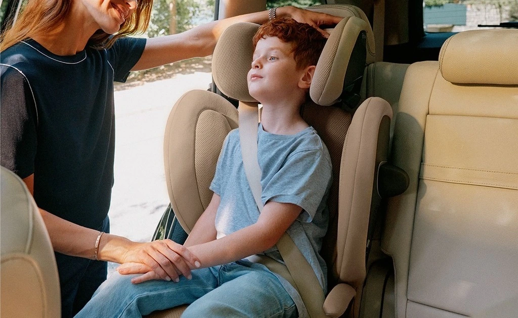 dziecko na kolanach w samochodzie 3