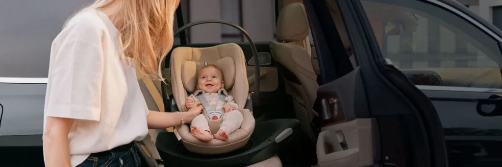 dziecko na kolanach w samochodzie tytułowe