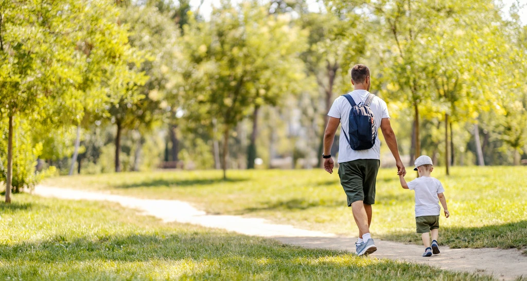 dziecko ucieka na spacerze 1