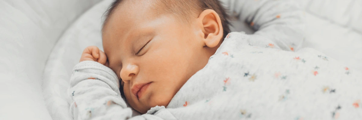 niemowlę łapie się za ucho tytułowe