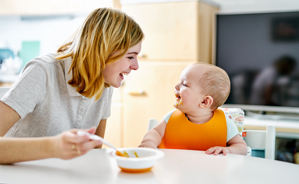 pomidor dla niemowlaka mama karmi dziecko