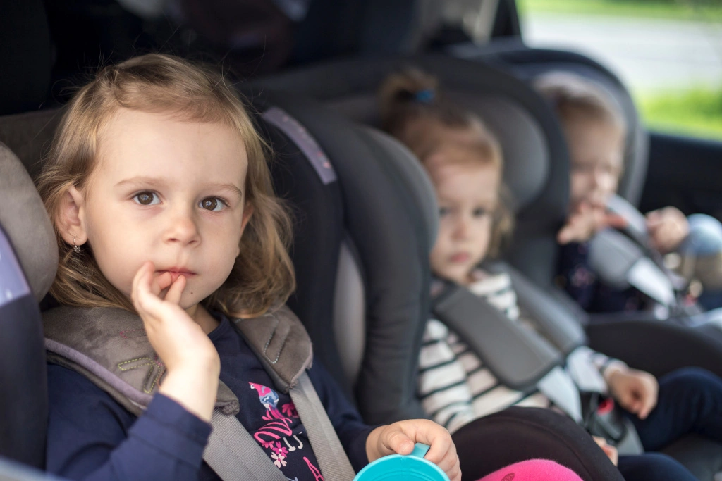 Dzieci siedzą w samochodzie 