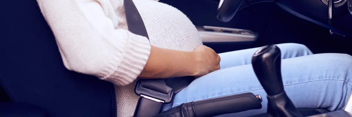 Kobieta zapięta w samochodzie pasem z adapterem