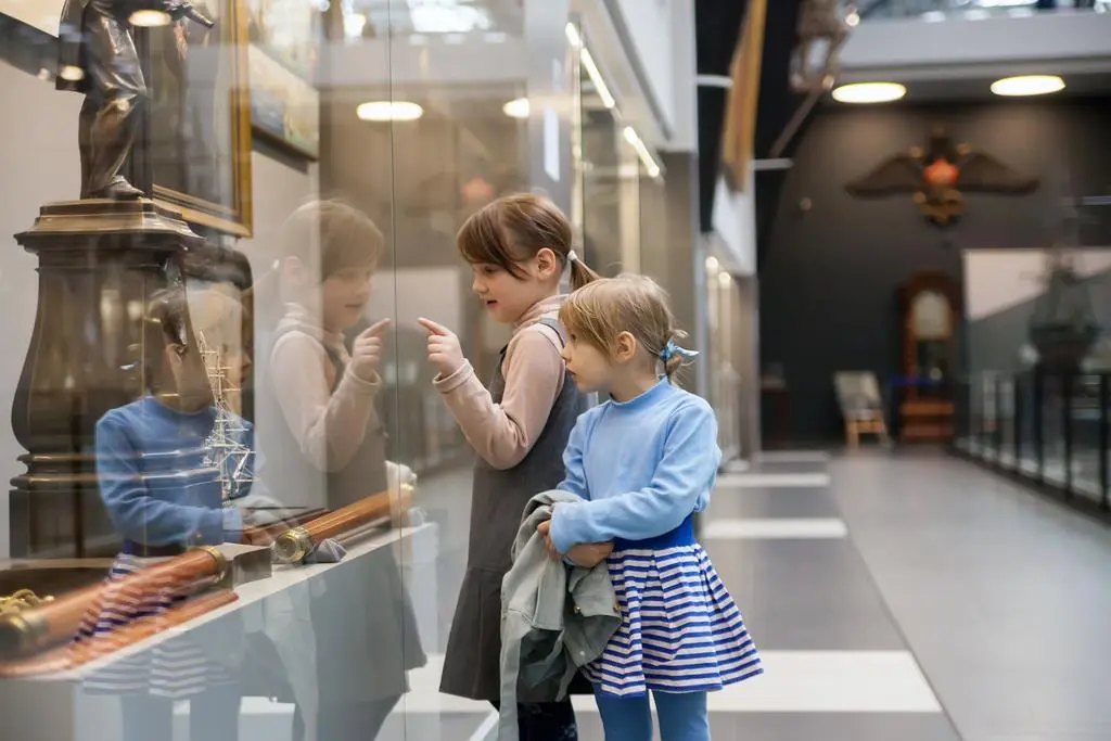 dzieci zwiedzają muzeum