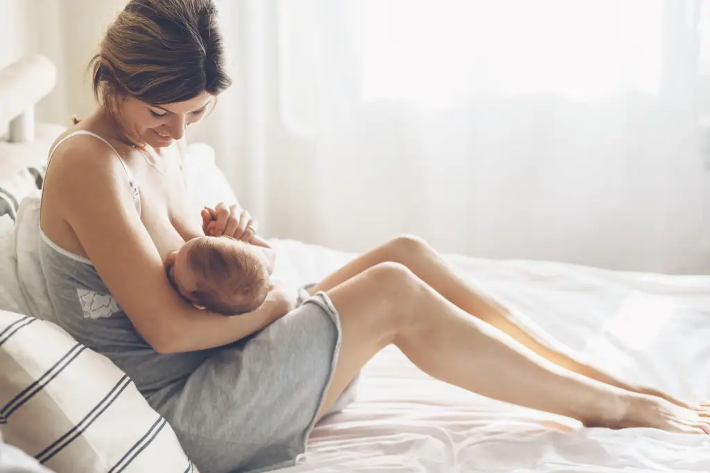 Jak odstawić dziecko od karmienia piersią? Mama karmi dziecko.