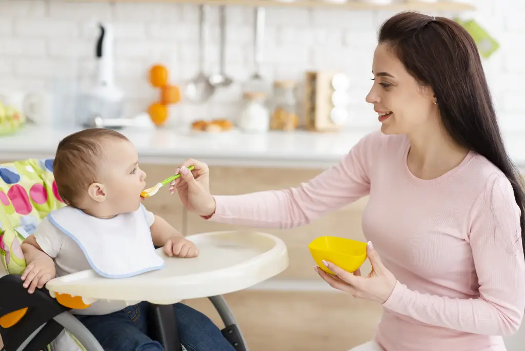 Jak odstawić dziecko od karmienia piersią? Dziecko je posiłek.