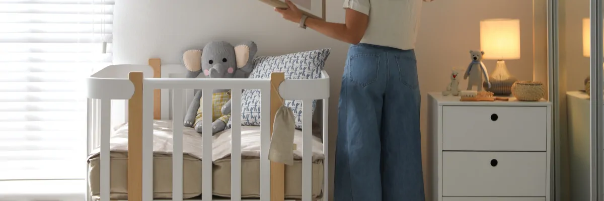 kącik dla niemowlaka w małej sypialni