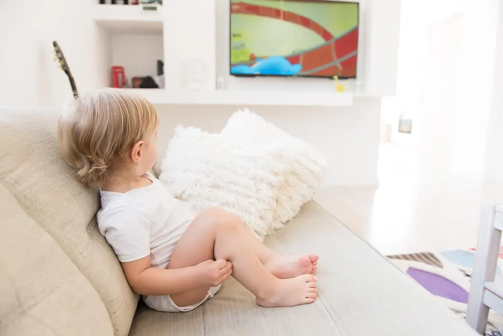 ogląanie telewizji przez małe dziecko