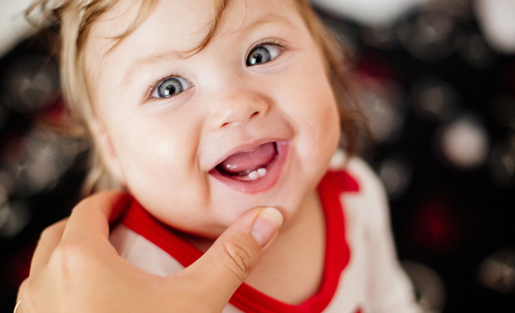 Objawy ząbkowania u dzieci – kiedy się pojawia?