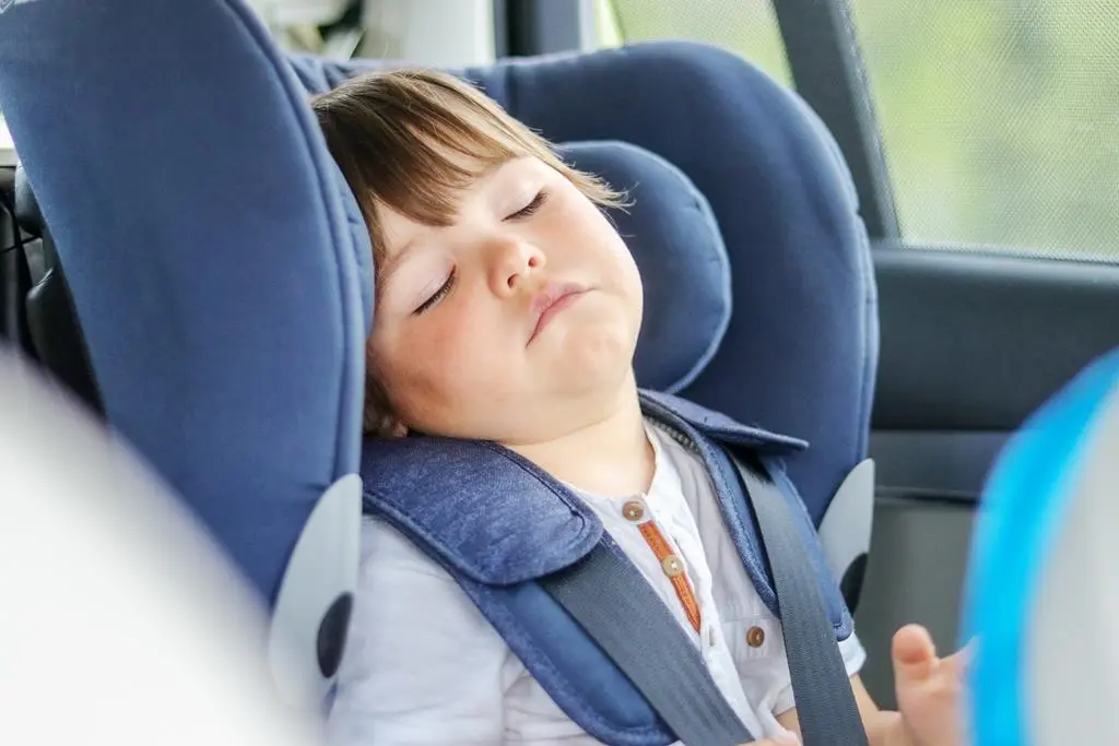 opadająca główka dziecka podczas snu w samochodzie