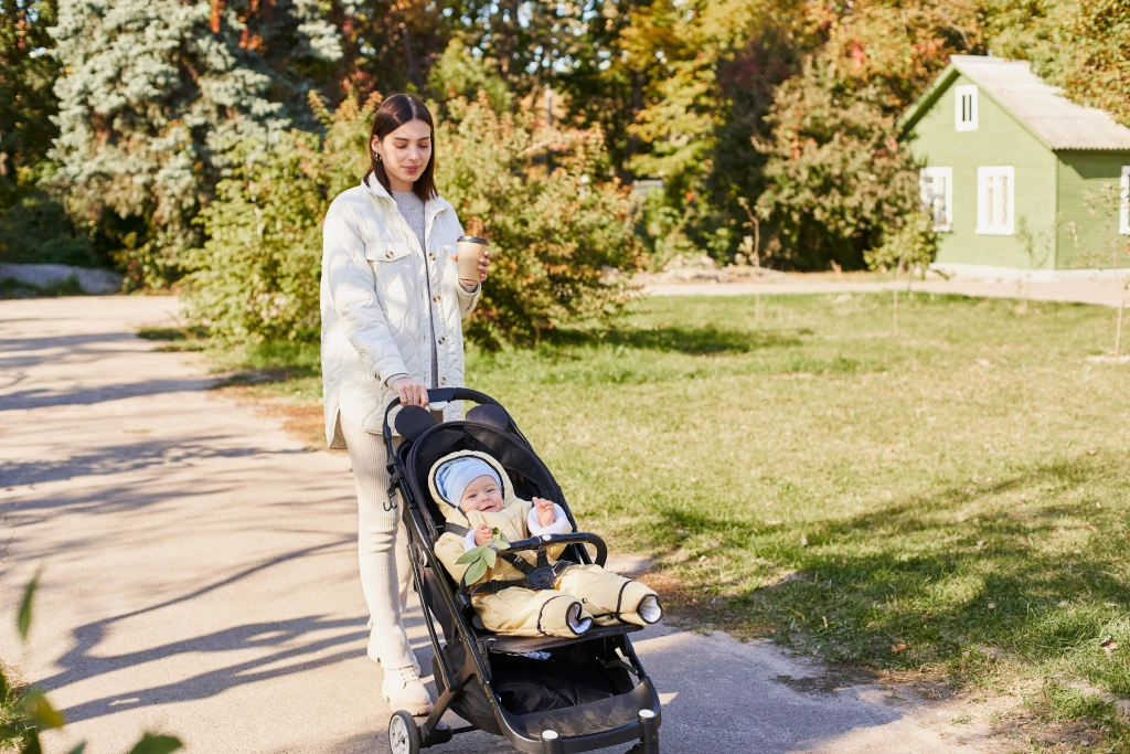 mama na spacerze z dzieckiem w wózku spacerowym do 25 kg