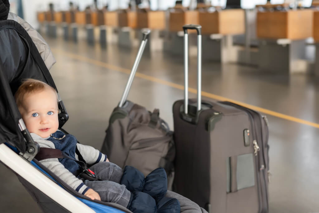 dziecko w wózku na lotnisku
