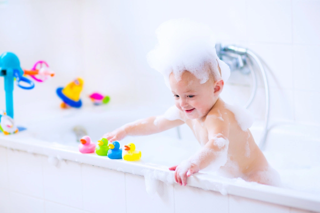 Dziecko bawi się w wannie