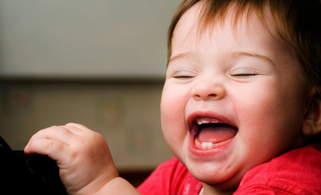 Ząbkowanie u niemowlaka – jak długo wyrzynają się zęby?